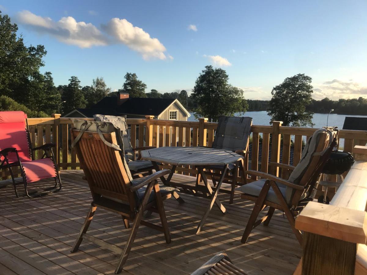 Vaelutrustad Stuga Med Vacker Sjoeutsikt Urshult Esterno foto